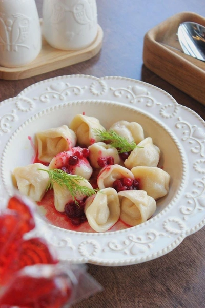 Пельмени здесь, например, готовят прямо на кухне ресторана. Замешивают тесто, тонко раскатывают его, готовят начинку, а потом один за одним лепят вручную | Источник: Ксения Зимина