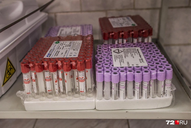 У Дарьи многократно брали на анализ кровь и исследовали ее по разным показателям: так положено | Источник: Ольга Бурлакова / Городские медиа