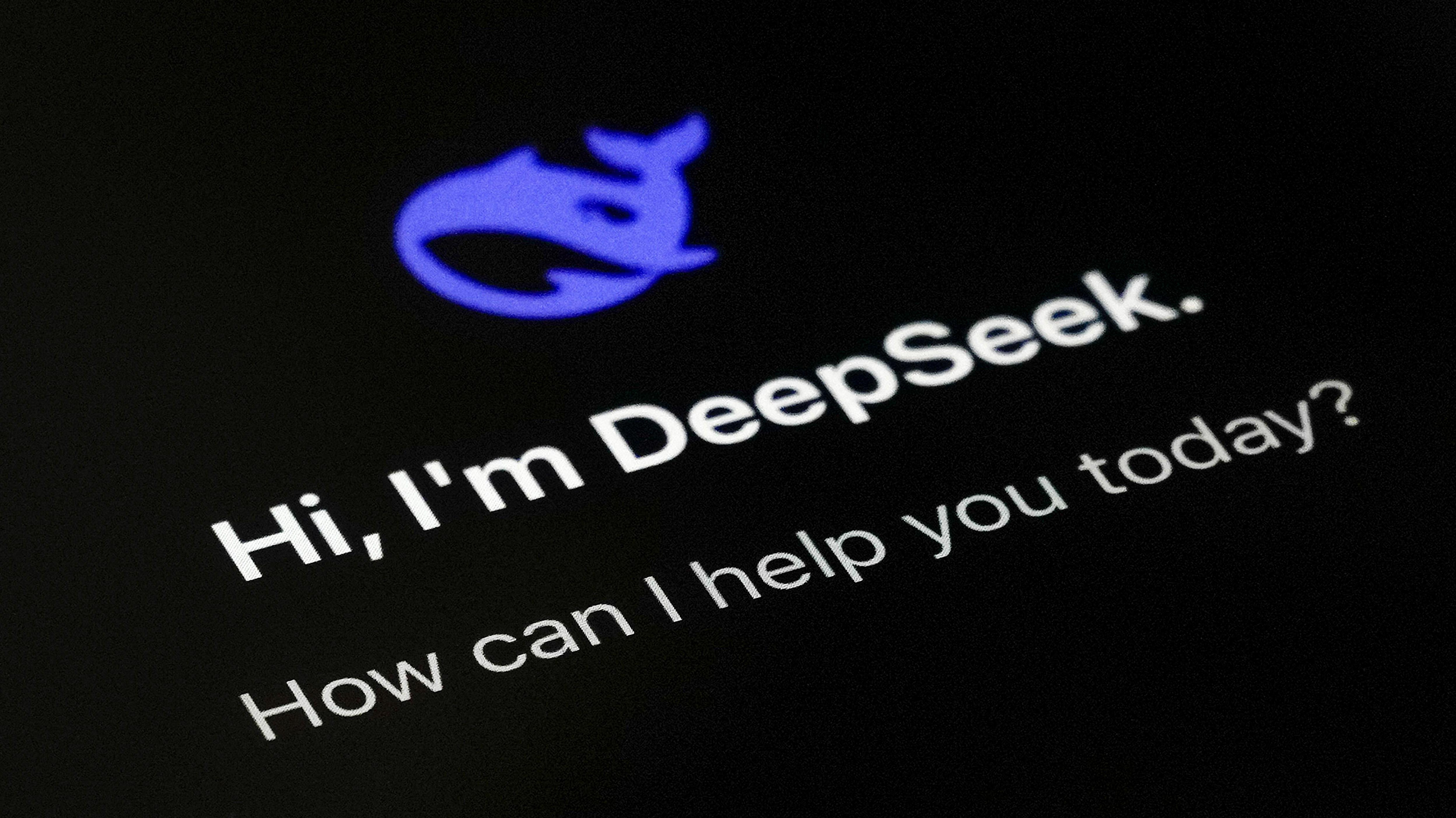 «Превосходит ChatGPT и остальные нейронки». Как китайская нейросеть DeepSeek обвалила западный рынок