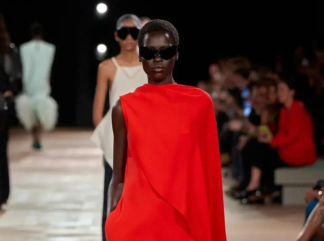 Balenciaga весна-лето 2026: как теперь выглядит бренд при Пьерпаоло Пиччоли