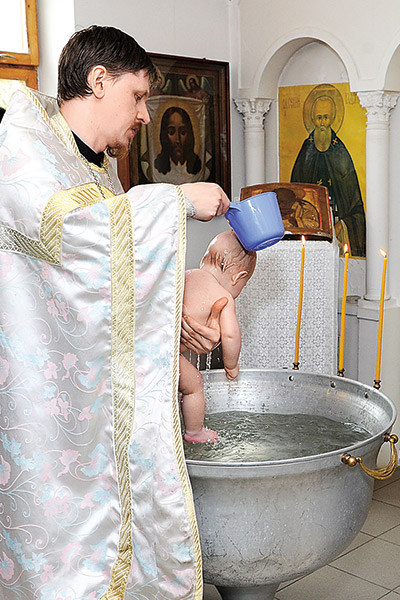 Во время крещения Саша вела себя спокойно