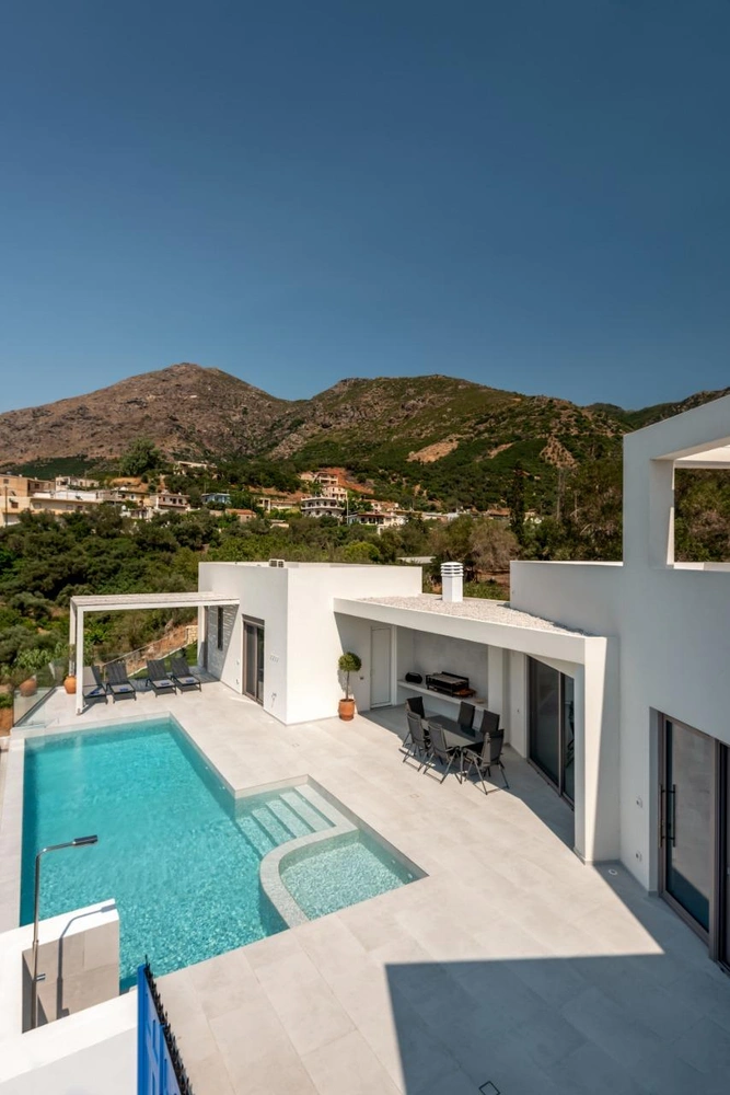 Вилла расположена в маленькой живописной деревушке, окруженной горами с трех сторон. | Источник: Giannis Chatziioannnou
