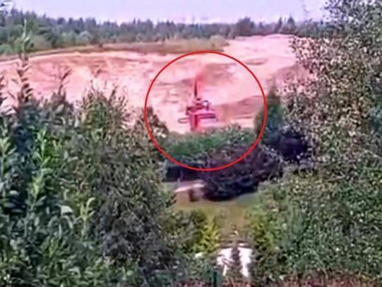 27 июля жители засняли на видео экскаватор на камовых холмах у Хирвости | Источник: читатель 47news