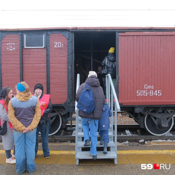На станции много желающих попасть внутрь «Эшелона Победы» | Источник: Тимофей Калмаков / 59.RU