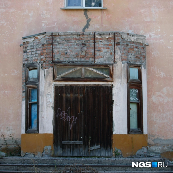 В 1990-е в домах на улице Новоморской располагались магазины, в них можно было купить все необходимое | Источник: Андрей Бортко / NGS.RU