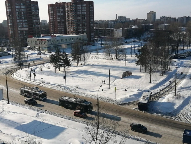 Утром троллейбус застрял при заезде на разворотное кольцо на улице Волгоградской. Движение троллейбусов было парализовано | Источник: Подслушано в Ярославле / Vk.com