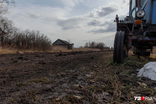 Хорошая дорога в Анценске не появится, вероятно, уже никогда. Она и не нужна — жители редко выбираются из деревни. Или просто идут до Коточиг пешком | Источник: Ирина Шарова / 72.RU