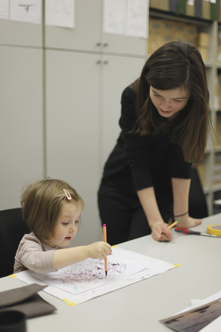 Иногда роль преподавателей берут на себя старшие ученики — это одна из традиций ЭДАСа. Мелания Липская, 3 года, и Саша Денисенко.