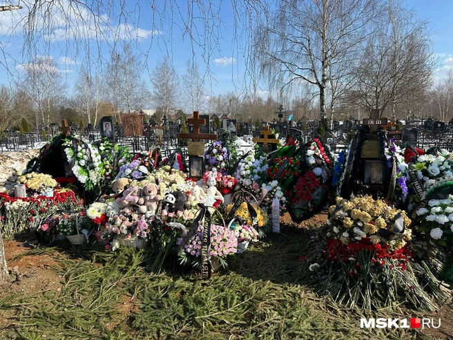 В центре — могила погибшей девочки, по краям — мальчиков | Источник: StarHit.ru