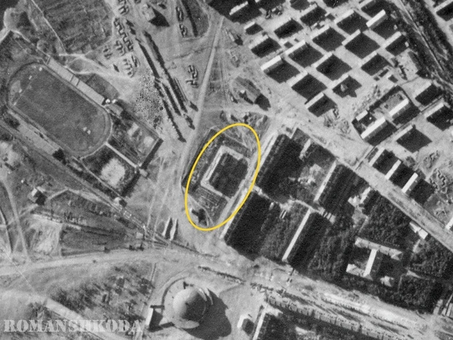 На аэрофотосъемке 1942 года виден не только цирк и жилые дома соцгорода, но и двухэтажное здание у стадиона «Трактор» | Источник: Роман Шкода