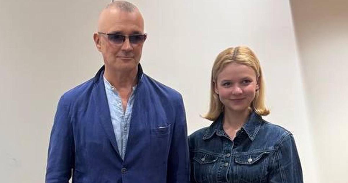 Молодая жена Бероева хорошеет на глазах, а он благодарит ее со сцены