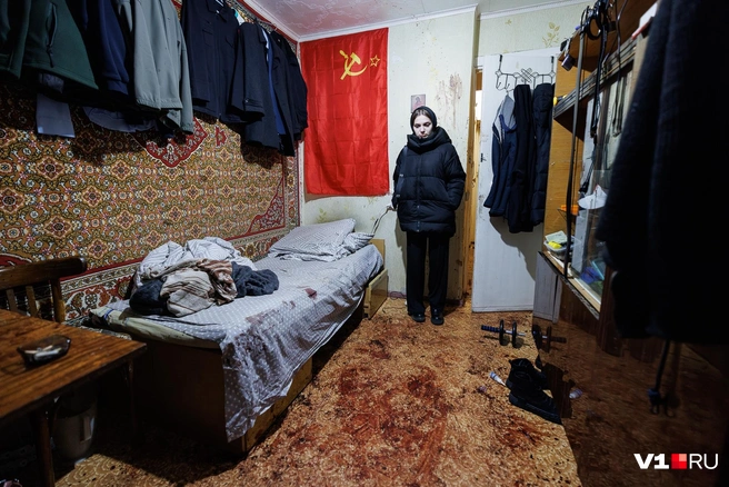 Девушка говорит, что, когда она приезжала к бабушке в гости, мужчина не показывался | Источник: Алексей Волхонский / V1.RU