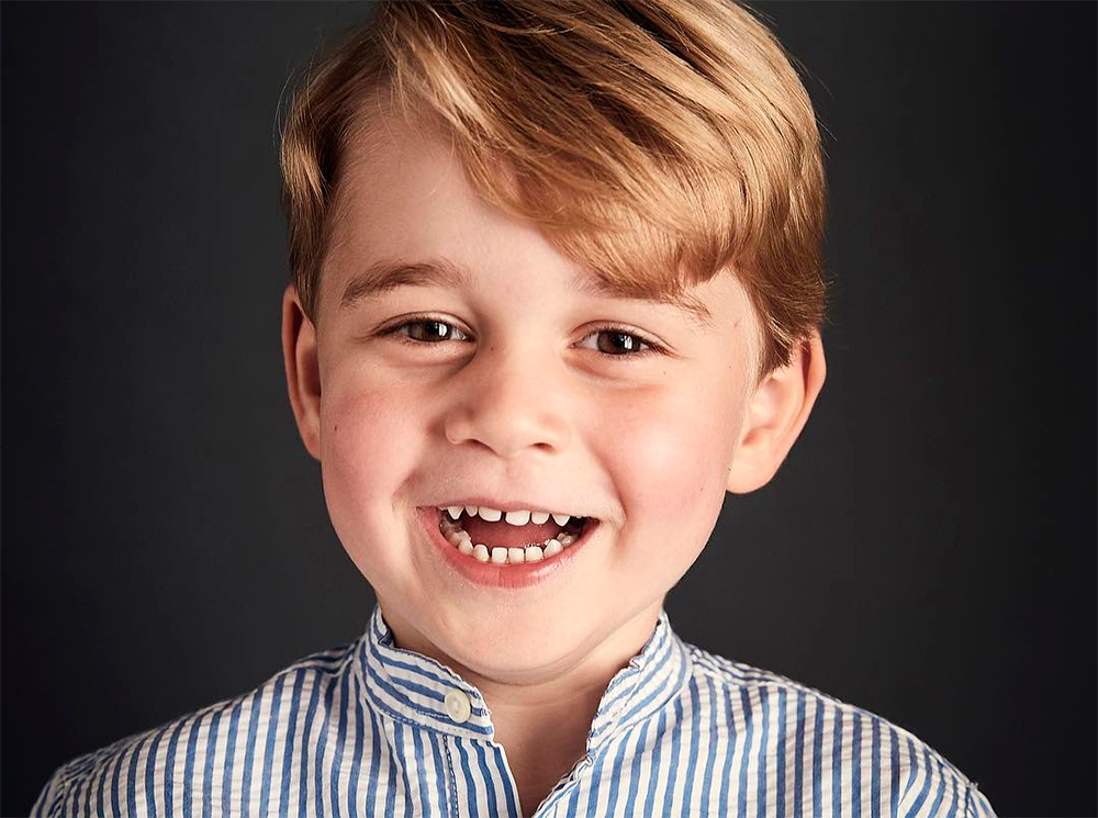 Официальный потрет принца Джорджа, опубликованный Кенсингтонским дворцом в ночь на 22 июля 2017 года, в честь 4-го дня рождения принца. Вопреки традиции, фото сделано не герцогиней Кембриджской, а фотографом Chris Jackson, в конце июня сего года. | marieclaire.ru