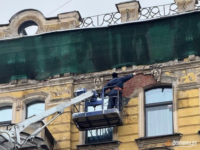 Петербуржцев поразило, как сбивают лепнину на Марата, напротив метро «Маяковская» | Источник: читательница «Фонтанки» Алиса