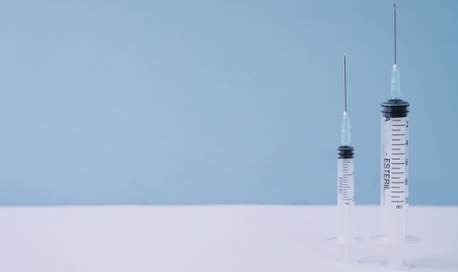Эпидемиологи ждут от петербуржцев вопросов о прививках