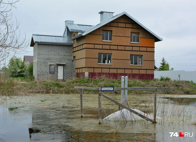 Вода подходит к домам, которые находятся в 500 метрах от берега | Источник: Артем Краснов