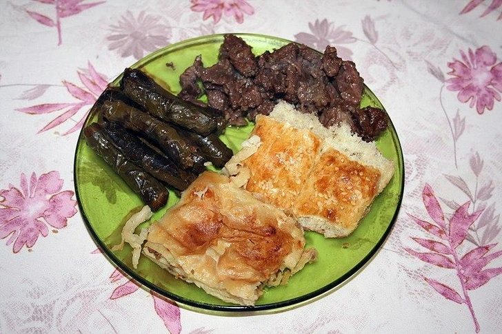 Кавурма — мясная еда, которая подается во время Курбан-байрама и готовится из мяса принесенных в жертву животных. | Источник: wikipedia.org