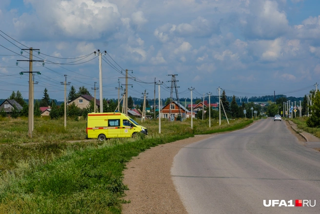 Больница находится недалеко от въезда в село со стороны Уфы