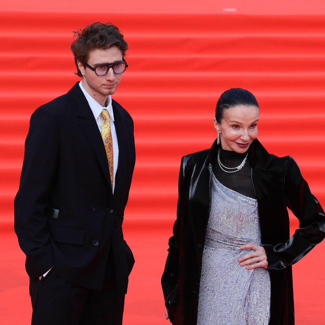 Блистательная Сигалова с внуком-красавцем, Гай Германика с дочкой в провокационных нарядах: онлайн-репортаж 48-го ММКФ