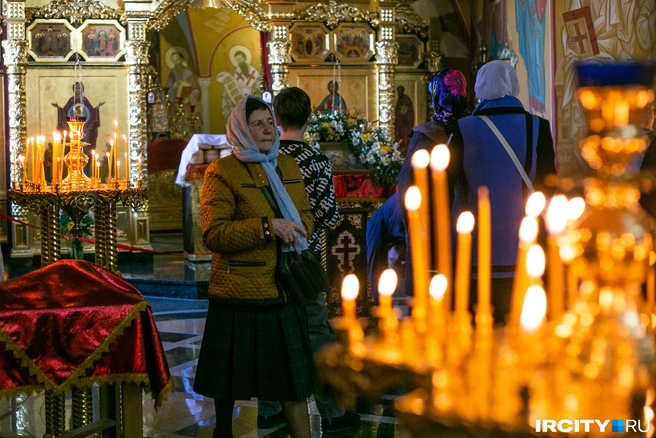 Люди спокойно дожидались начала службы | Источник: Ксения Филимонова / «ИрСити»