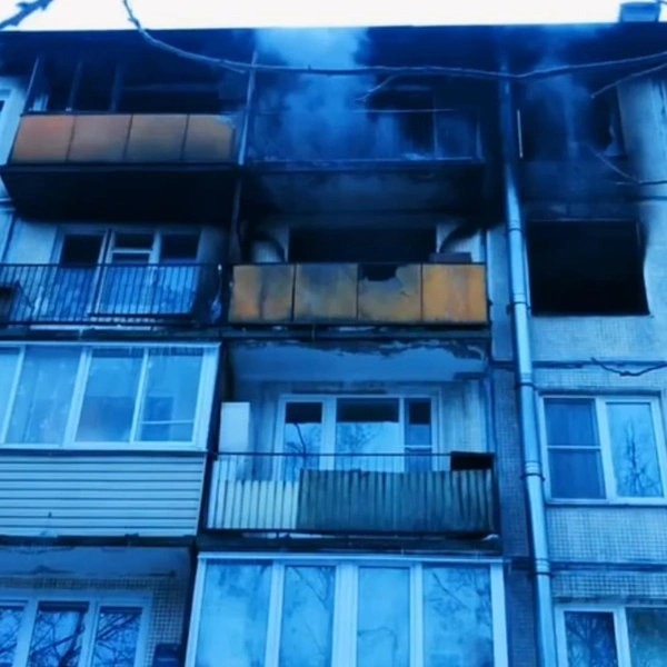 Машины мешали пожарным проехать к полыхающим квартирам в Петербурге. Помогала полиция | Источник: пресс-служба ГУ МВД по Петербургу и области