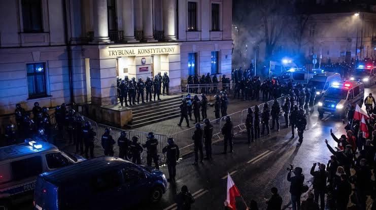 В Польше заявили о госперевороте — толпа протестующих окружила конституционный суд в Варшаве