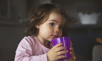 Причины и советы: почему ребенок пьет много воды ночью?
