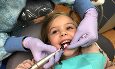 Почему на детских зубах появляется черный налет и что с ним делать — объясняет стоматолог