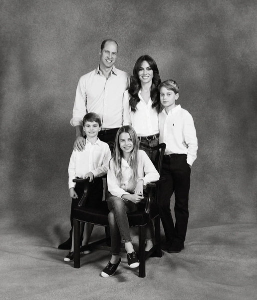 Кейт Миддлтон и принц Уильям с детьми: Джорджем, Шарлоттой и Луи | Источник: Соцсети