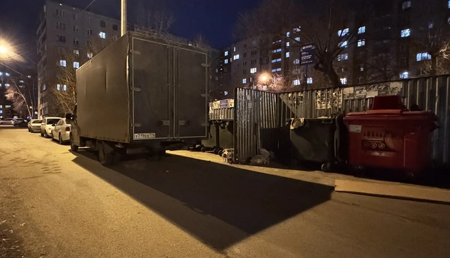Чудо-газелист полностью блокировал мусорку на Комсомольском, 109а  | Источник: читатель 74.RU