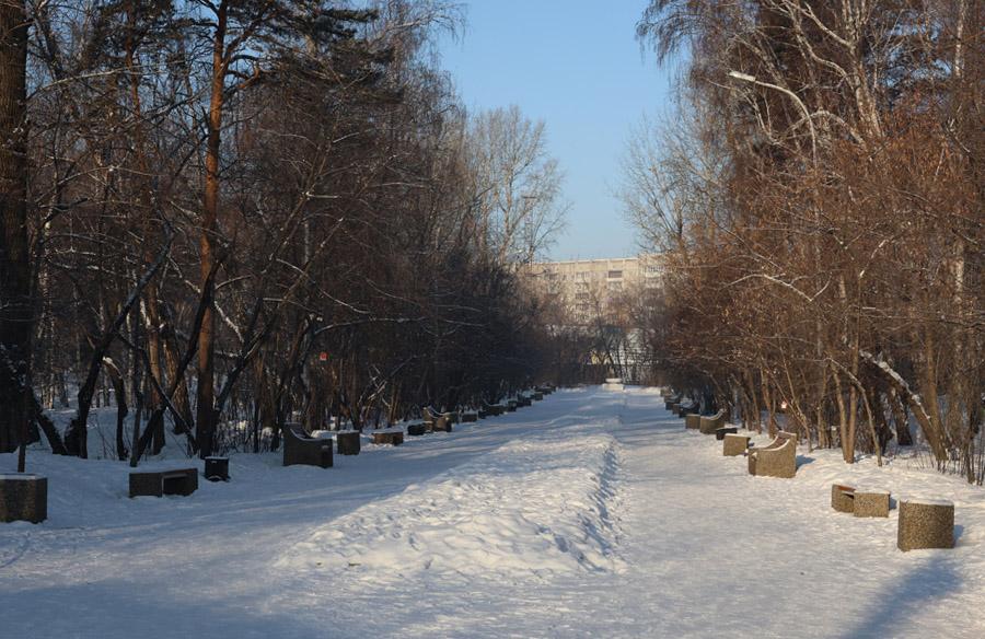 На первом фото, сданном в 50-е годы, изображен памятник Иосифу Сталину, который стоял в Саду железнодорожников. На заднем плане виднеется памятник Сергею Кирову. Этот монумент, уверяет автор архивного фото, позднее переехал к Драмтеатру  | Источник: Ксения Филимонова / «ИрСити»