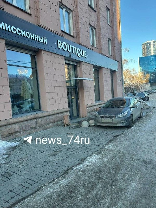 На том же месте — Kia Ceed. Его водитель так и не разгадал тайну бетонных полусфер | Источник: читатель 74.RU