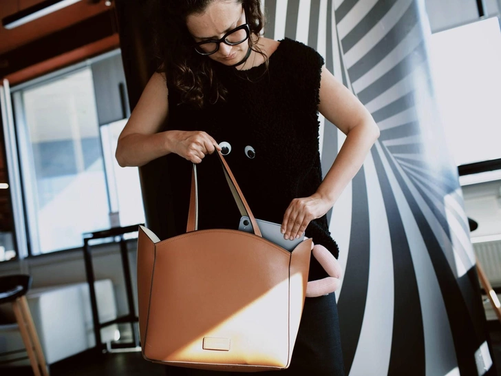 Что в сумке нашего продюсера: модные туфли, функциональные гаджеты и даже отвертка Что в сумке нашего продюсера: модные туфли, функциональные гаджеты и даже отвертка