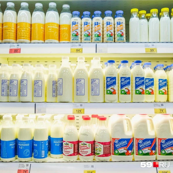 В супермаркетах сети неплохой выбор молока в бутылках | Источник: Тимофей Калмаков / 59.RU