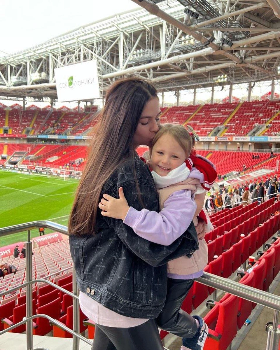 Сама Екатерина болеет за мужа с трибун | Источник: kgrebeshkova / Instagram.com*