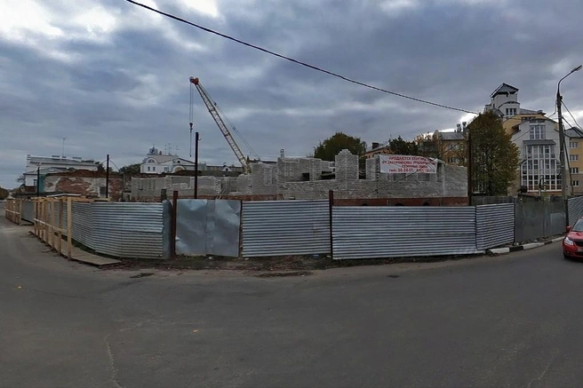 Жилой дом возле Октябрьского моста был еще в процессе строительства | Источник: «Яндекс.Карты»