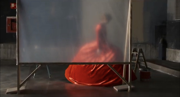 Фото №1 - Тильда Суинтон носит большое (просто огромное!) платье Balenciaga в новом фильме Педро Альмодовара