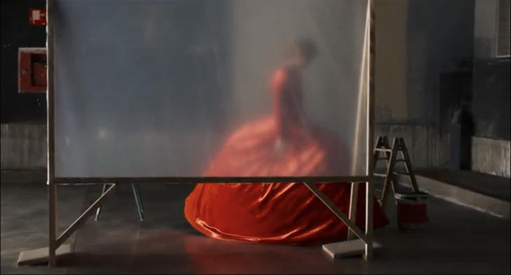 Тильда Суинтон носит большое (просто огромное!) платье Balenciaga в новом фильме Педро Альмодовара