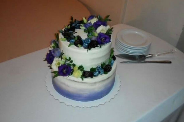 Свадебный торт гости назвали весьма милым