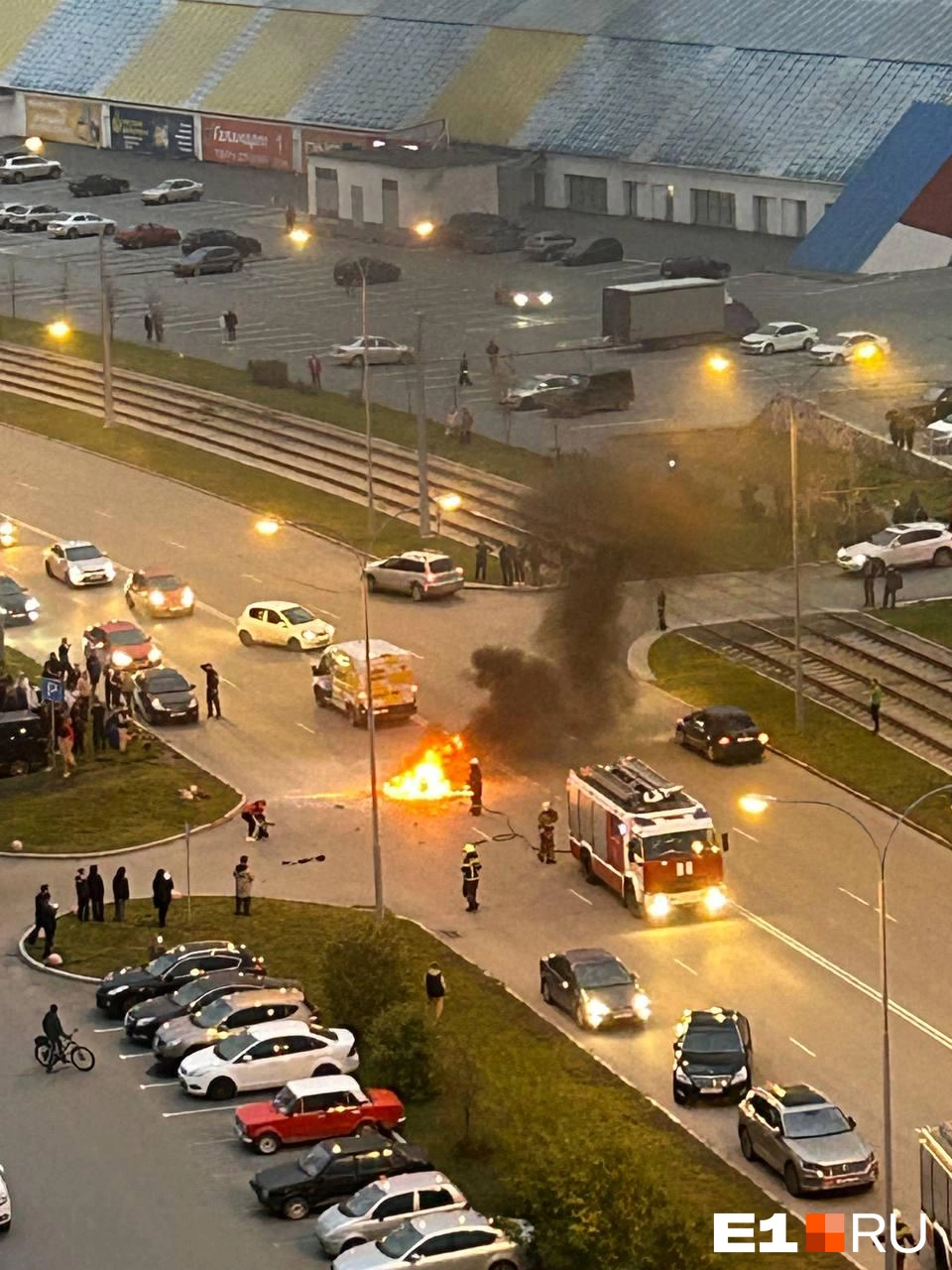 В Екатеринбурге мотоциклист на полной скорости влетел в фургон: шокирующее  видео - 2 сентября 2023 - Е1.ру