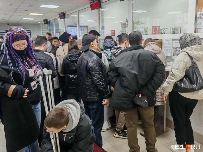Екатеринбуржцы ведут списки в очереди, но толку от них нет | Источник: читательница E1.RU
