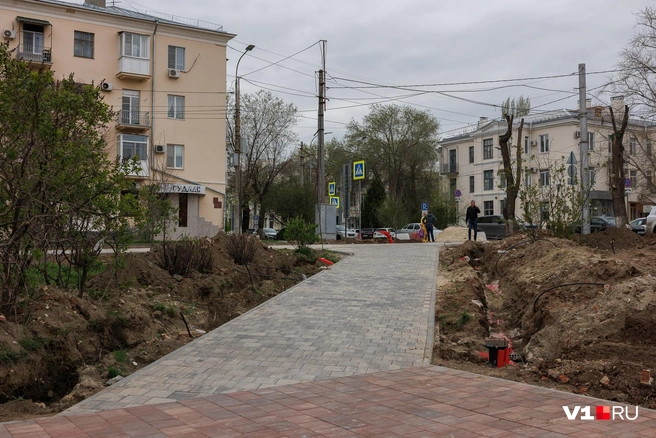 Стойки под фонари уже есть. Самих фонарей только нет | Источник: Алексей Волхонский / V1.RU