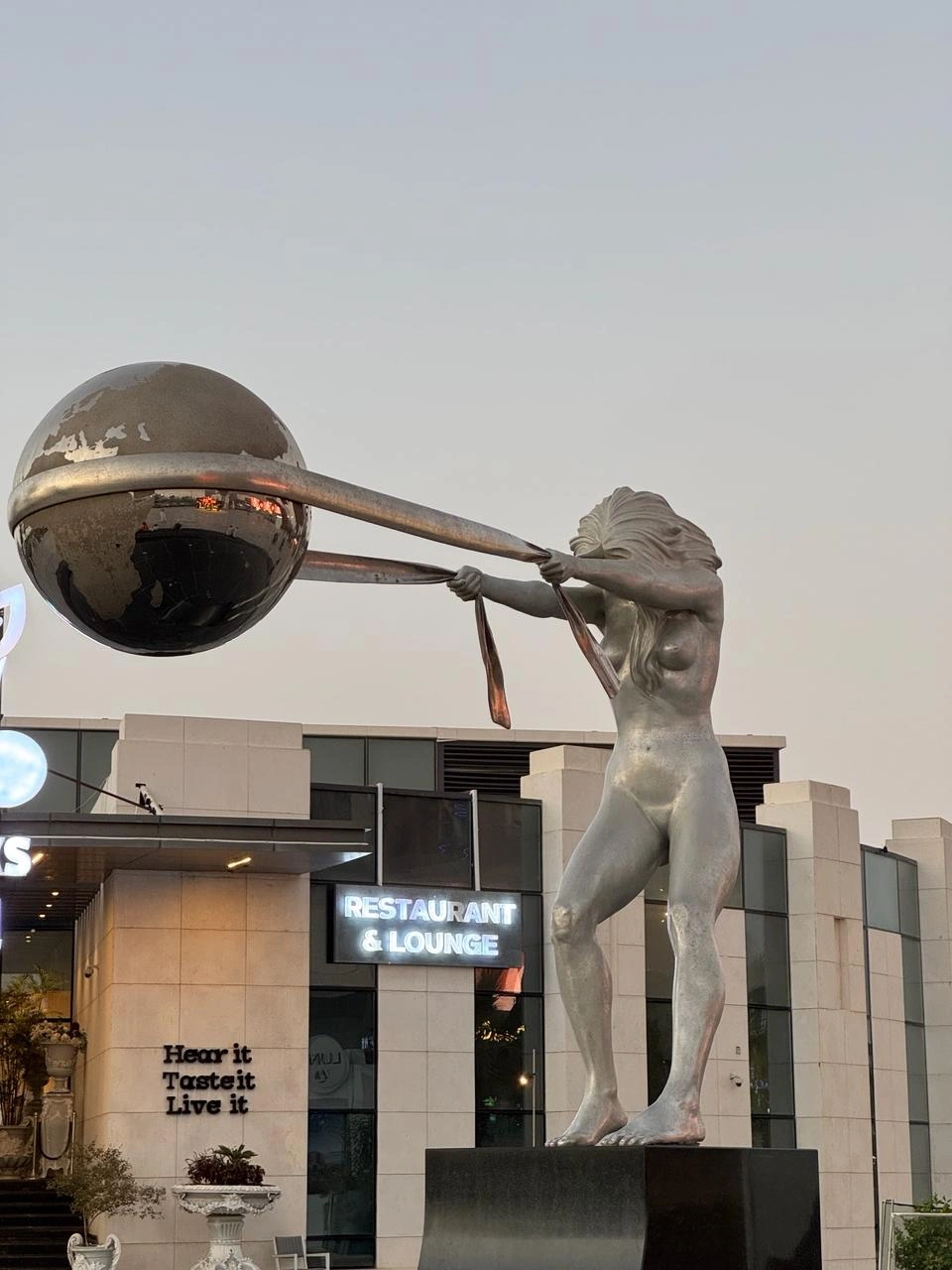 Памятник напротив ТЦ O Mall | Источник: Валерия Богатырева / 29.RU