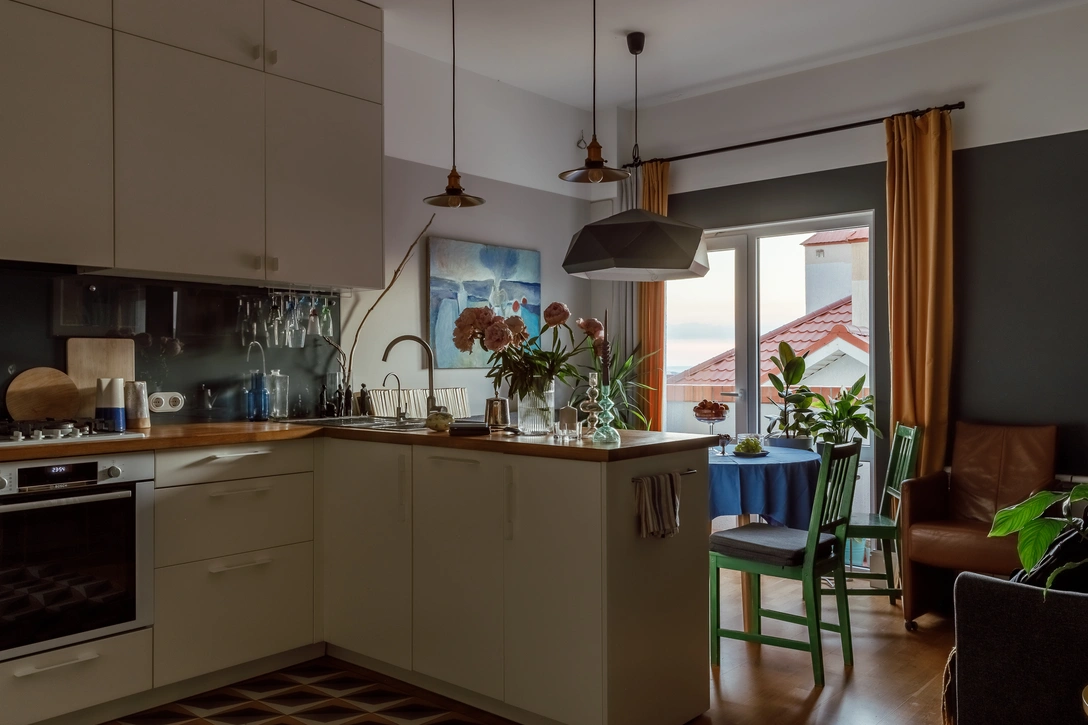 Кухня-гостиная. Кухня выполнена на заказ. | Источник: Михаил Чекалов