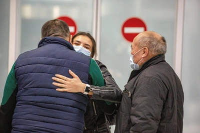 В Новосибирске рассказали об опасности объятий