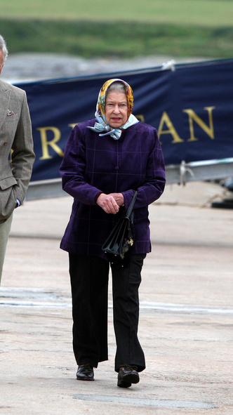 С пиджаками и свитерами: как королева Елизавета носит брюки (и почему она делает это настолько редко)