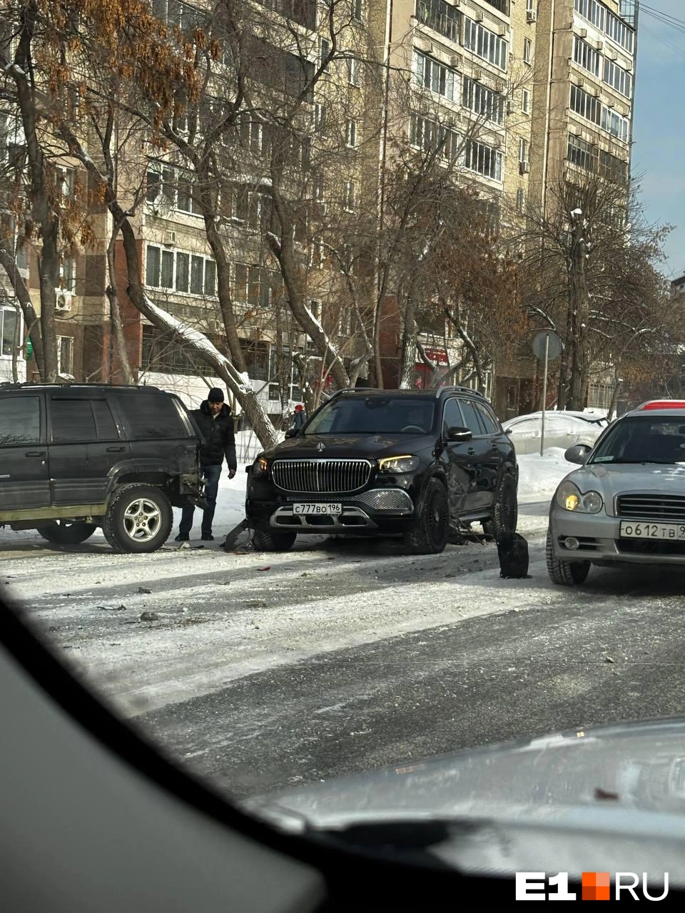 У автомобиля разбита боковая часть | Источник: читатель E1.RU