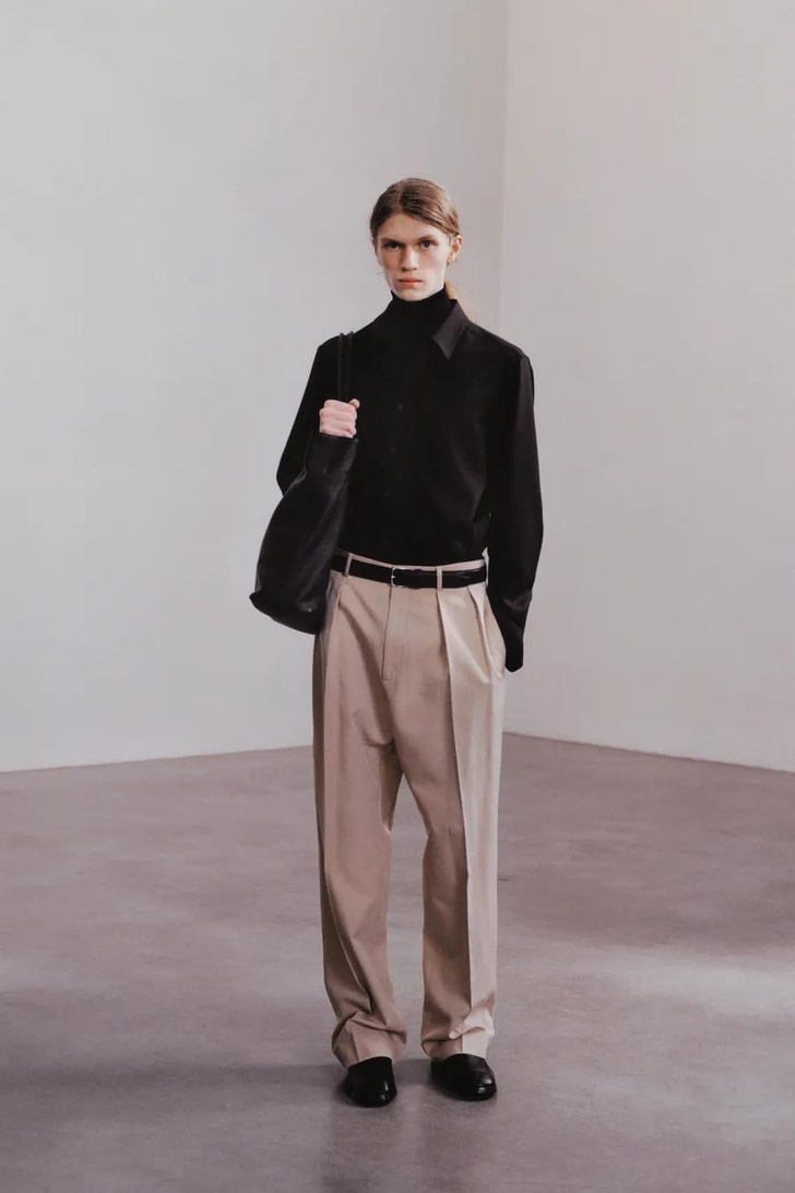 The Row осень-зима 2021: длинные брюки и съемные плечи в женской и мужской коллекции сестер Олсен