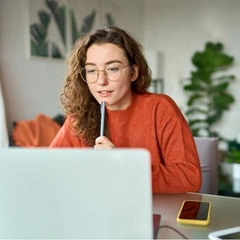 Журналисты, экономисты и филологи больше не нужны: в России сократили количество платных мест в вузах