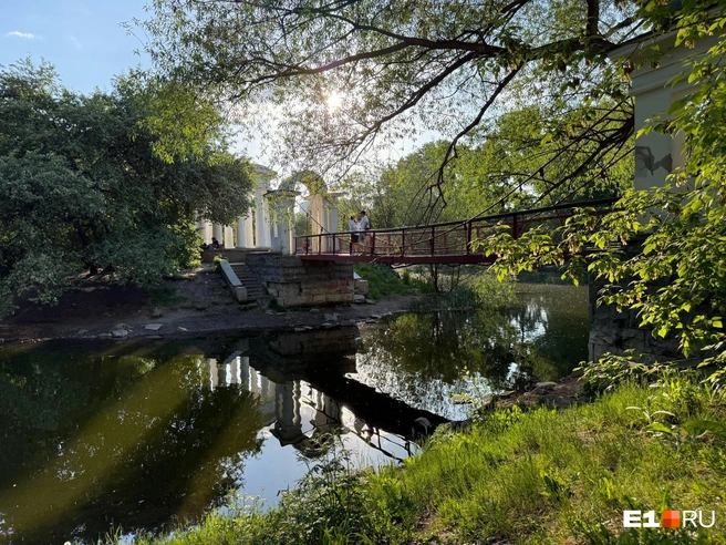 Ротонда в Харитоновском саду&nbsp;— излюбленное место для фотосессий | Источник: Анастасия Баранова / E1.RU